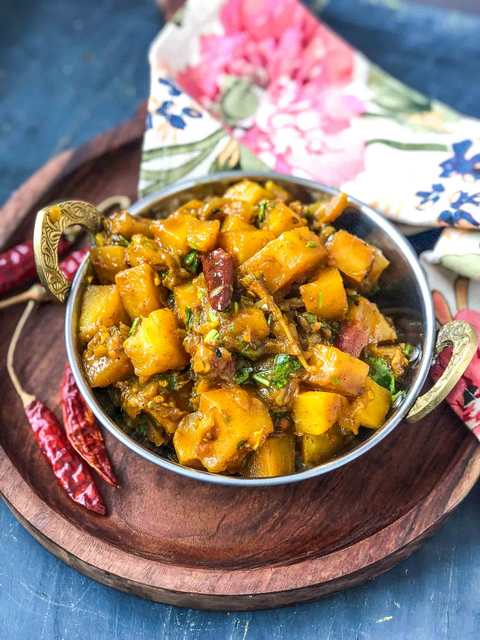 ACHARI Aloo Sabzi Recette - Pommes de terre dans Pickle Spicy Masala Recette Indienne Traditionnelle