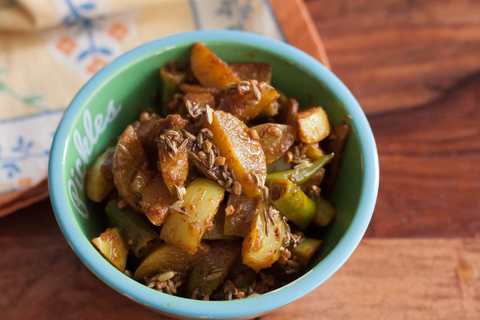 ACHARI Amla Mirchi Recette de légumes – Végétal de poule à groseille et de piment vert Recette Indienne Traditionnelle