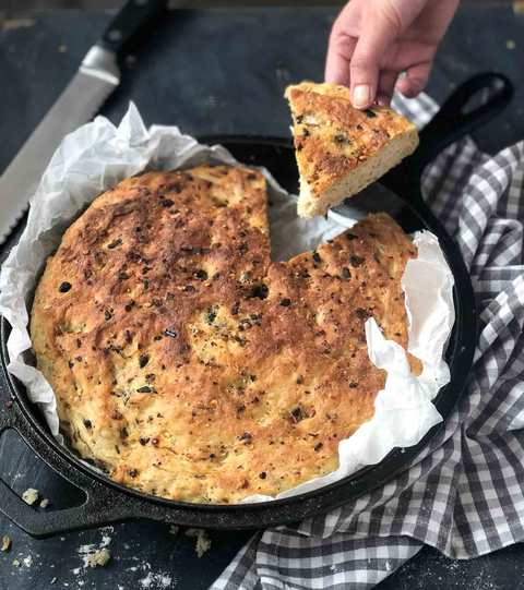 Ail rôti non pétrolier recette de pain de poêle avec des olives Recette Indienne Traditionnelle