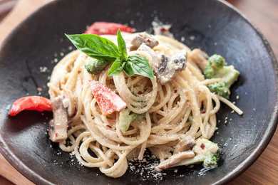 Alfredo Spaghetti avec recette rôtie des champignons et du brocoli Recette Indienne Traditionnelle