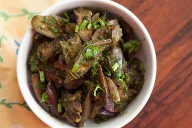 Andhra Style Vankaya Kothimeera Karam Recette – Brinjal cuit avec recette de mélange de coriandre épicée Recette Indienne Traditionnelle