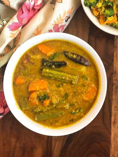 Arachuvitta Sambar Recette - Sambar avec des épices au sol frais Recette Indienne Traditionnelle