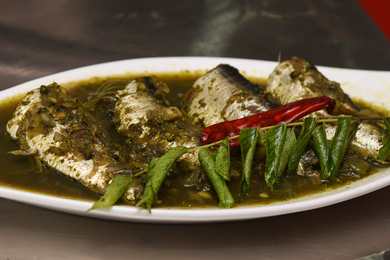 Assamais Narasingh Masor Jhol Recipe (poisson dans les feuilles de curry sauce) Recette Indienne Traditionnelle