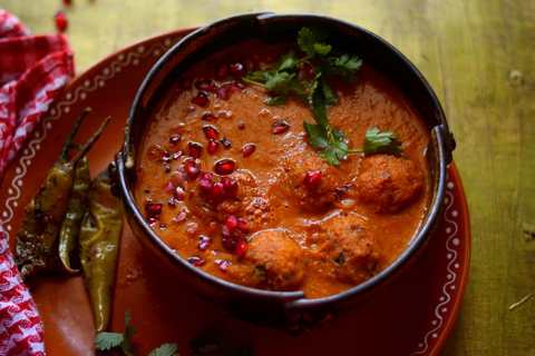 Awadhi Moong Dal Ki Goli Recette – Dumplings Lentilles à la sauce à la tomate Recette Indienne Traditionnelle