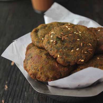 Bajri Me Méthi Na Vada Recipe – Bourdons de la farine de mil perle Recette Indienne Traditionnelle