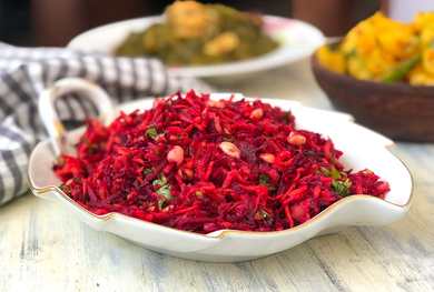 Beetroot, salade de carotte et de concombre avec recette de cacahuètes Recette Indienne Traditionnelle