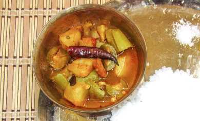 Bengali Aloo Potol Er Dalna Recette – Un plat d’accueil de légumes traditionnel Recette Indienne Traditionnelle