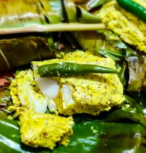 Bengali Bhetki Macher Paturi Recette (poisson barramundi enveloppé dans la feuille de banane) Recette Indienne Traditionnelle