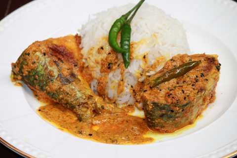 Bengali Style Hilsa Poisson dans les graines de pavot et la recette de curry au yogourt Recette Indienne Traditionnelle