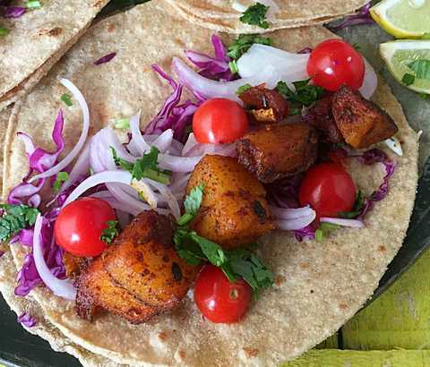 Blé entier Achaari Aloo Tacos - Recette de fusion mexicaine Indo Recette Indienne Traditionnelle