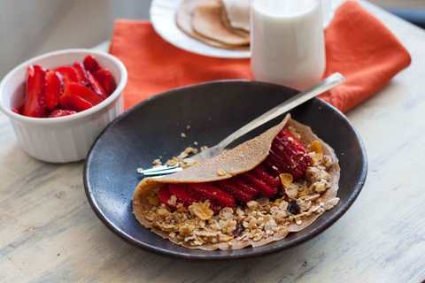 Blé entier et crêpe ragi avec muesli et recette de fraise Recette Indienne Traditionnelle