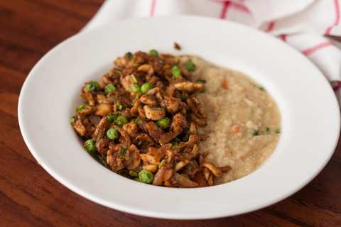 Bol d'avoine savoureux avec chettinad champignon et pois vert Recette Indienne Traditionnelle