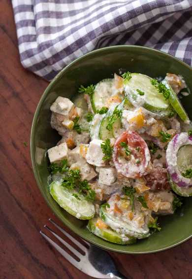 Bol à salade de légumes frais en bonne santé avec recette de vinaigrette au yaourt aigre Recette Indienne Traditionnelle