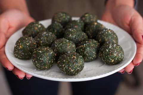 Boules d’énergie de la protéine de spiruline avec recette ragi Recette Indienne Traditionnelle