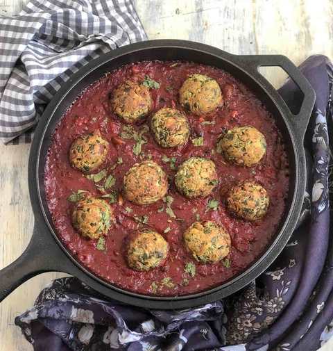 Boules de ricotta d'épinards dans la recette de sauce de basilic tomate à l'ail Recette Indienne Traditionnelle