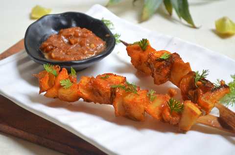 Brochettes d’ananas de pomme de terre douce dans la recette épicée de la cacahuète succulente Recette Indienne Traditionnelle