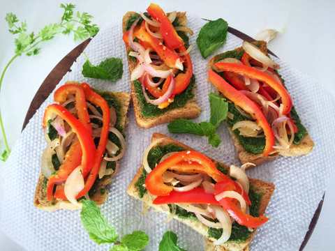 Bruschetta avec coriandre menthe pesto et recette de poivrons rouges Recette Indienne Traditionnelle