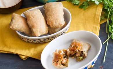 Burritos fourrées au four avec recette de poulet déchiquetée Recette Indienne Traditionnelle