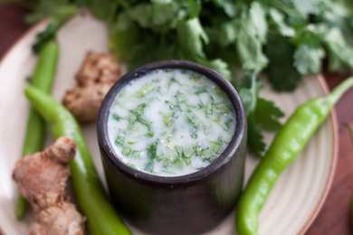 Buttermilk épicé avec une coriandre et une recette de gingembre Recette Indienne Traditionnelle