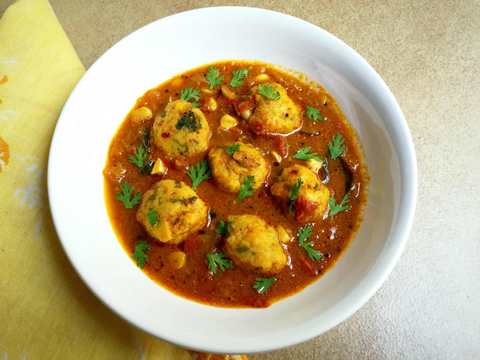 Chettinad Paruppu Urundai Kuzhambu (boules de lentilles cuites à la vapeur cuites dans une recette de curry tangy) Recette Indienne Traditionnelle