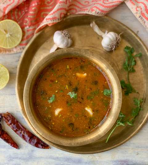 Chettinad Poondu Rasam Recette | Ail épicé rasam Recette Indienne Traditionnelle