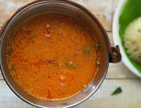 Chettinad Vengaya Kosu Recette (Curry épicé de la cuisine Chettinad) Recette Indienne Traditionnelle