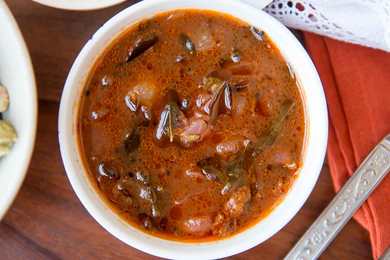 China Vengaya Puli Kuzhambu Recette (curry oignon tangy épicé) Recette Indienne Traditionnelle