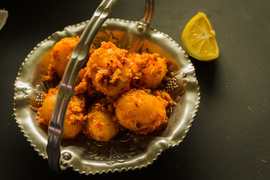 Chotti Aloor Dum Recette – Pommes de terre pour bébés à la sauce à la tomate Recette Indienne Traditionnelle