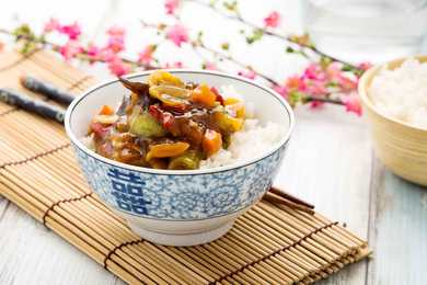 Chunks de soja Recette de Manchourie dans la sauce chinoise sucrée et épicée Recette Indienne Traditionnelle