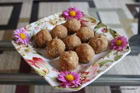 Churma Ladoo Recipe avec Badam & Flaxeed - Snack haute protéine Recette Indienne Traditionnelle