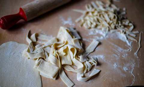 Comment fabriquer des nouilles plates à la maison avec une recette d'oeuf Recette Indienne Traditionnelle