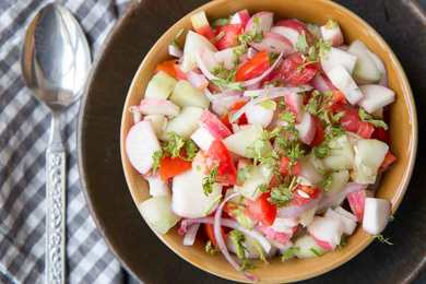 Concombre, radis rouge, tomates et recette de salade d'oignon Recette Indienne Traditionnelle