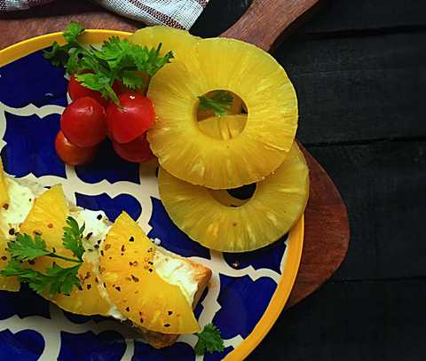 Crostini d’ananas avec de la recette au miel et au fromage à la crème Recette Indienne Traditionnelle