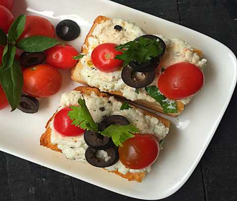 Crostini de Ricotta italien avec des olives et une recette de tomates cerises Recette Indienne Traditionnelle