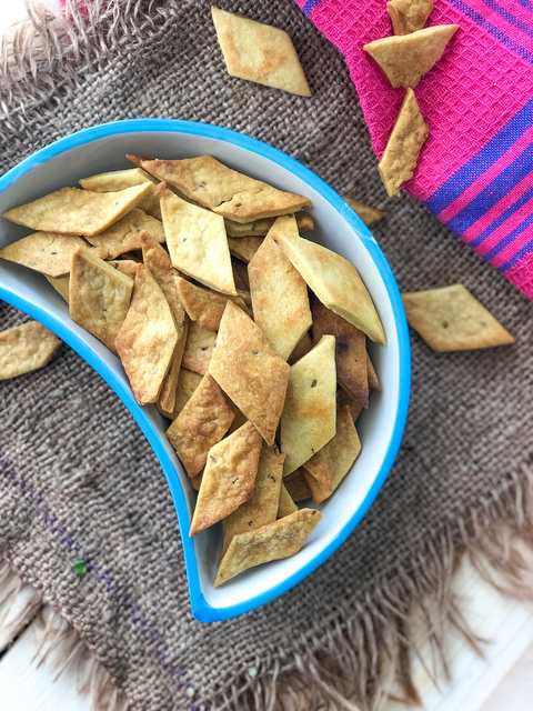 Cuite au four Masala Namak Para Recette - Graines de carombs Biscuits épicés Recette Indienne Traditionnelle