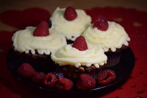 Cupcakes au chocolat oculaires avec framboise et glaçage au fromage Recette Indienne Traditionnelle