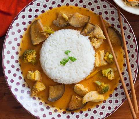 Curry rouge thaïlandais avec recette de poulet et brinjal Recette Indienne Traditionnelle