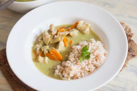Curry vert thaïlandais avec recette de poulet et de riz rouge Recette Indienne Traditionnelle