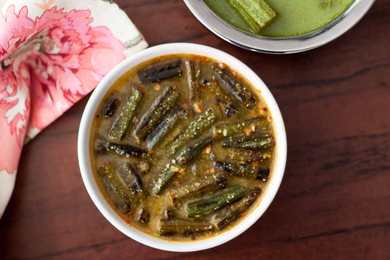 Dahi ma bheeda recette (Dahi Bhindi – Okras de style Parsi cuit en yogourt recette) Recette Indienne Traditionnelle