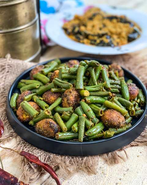 Fansi Muthia Nu Shaak Recette - Haricots verts avec des boulettes de farine de gramme Recette Indienne Traditionnelle