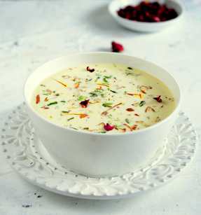 Foxtail mil recette Kheer (pudding de mil avec safran et noix) Recette Indienne Traditionnelle