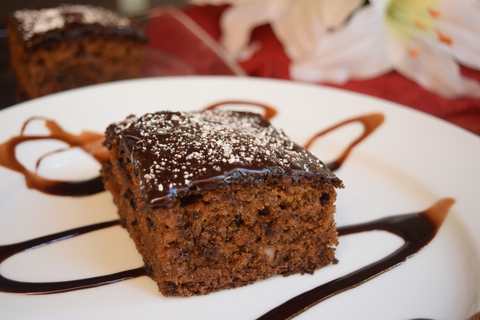 Gâteau de blé entier sans ogre avec recette de glaçage au chocolat au chocolat Recette Indienne Traditionnelle