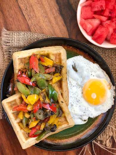 Gaufres salées avec des poivrons rôtis dans la recette de pesto de tomates séchées au soleil Recette Indienne Traditionnelle