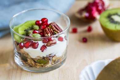 Granola Yogourt Parfait recette avec des kiwi frais et des grenades Recette Indienne Traditionnelle