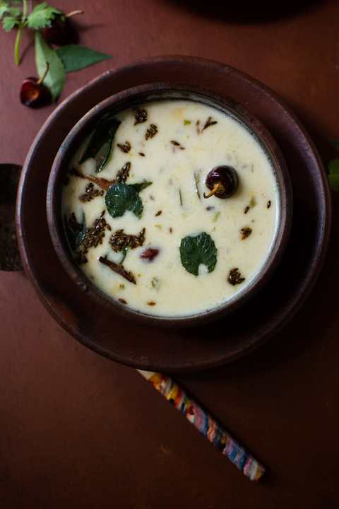 Gujarati Kadhi avec du lait et une recette menthe Recette Indienne Traditionnelle