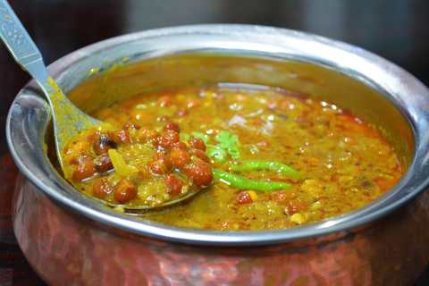 Himachali Khatta Recette (Curry Tangy Noir Black Curry) Recette Indienne Traditionnelle