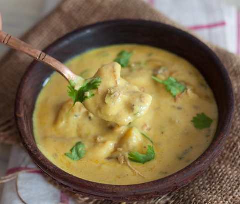 Himachali Style Pahari Aloo Palda Recette – Pommes de terre dans la sauce au yogourt Recette Indienne Traditionnelle