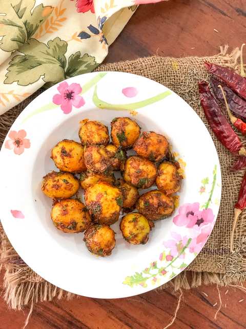 Jeera Hing Aloo Recette – Pas d’oignon Pas de recette d’ail Recette Indienne Traditionnelle