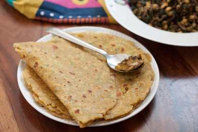 JOWAR ATTA PYAZ THEPLA Recette – Thepla oignon du blé de sorgho Recette Indienne Traditionnelle