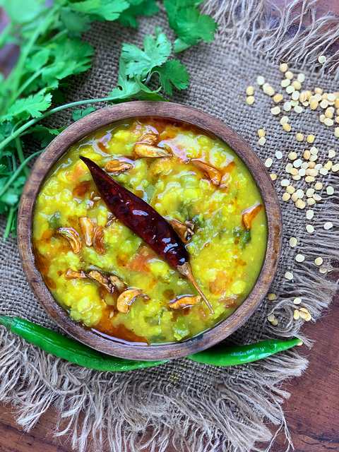 Kacche Aam Aur Lehsun Ki Dal Recette – Pratiqueuses à la mangue et à l’ail Recette Indienne Traditionnelle